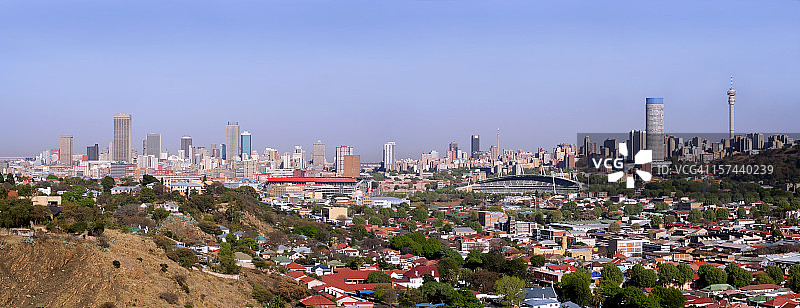 约翰内斯堡全景：前景为足球和体育场图片素材