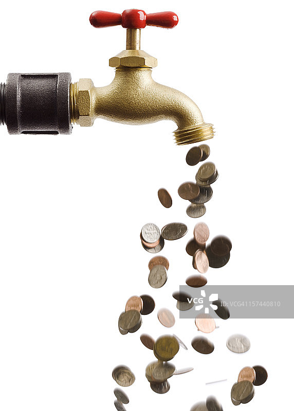 硬币落入货币现金流龙头的排水口图片素材