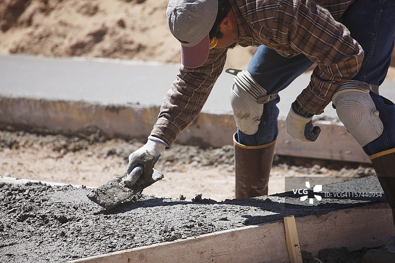 男人做混凝土工作图片素材