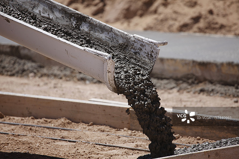 搅拌车溜槽倾倒水泥图片素材