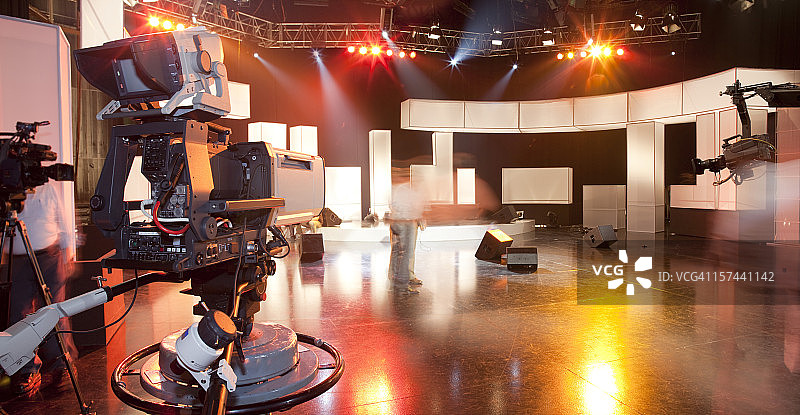 空旷的电视演播室与摄像机图片素材
