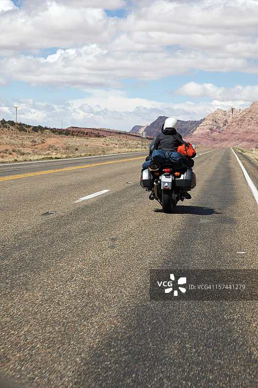 骑摩托车穿越亚利桑那州图片素材
