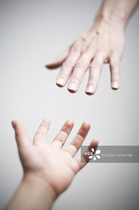 伸出援手指尖浅景深图片素材