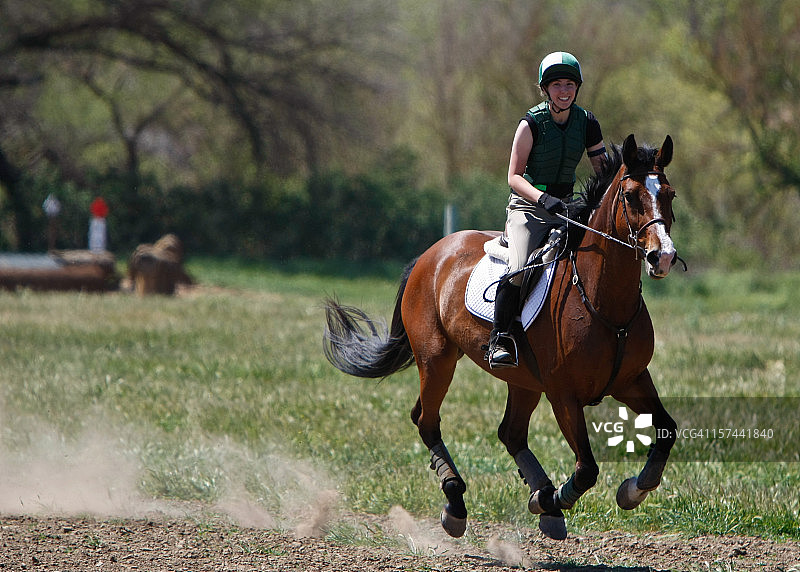 微笑的飞奔骑手图片素材