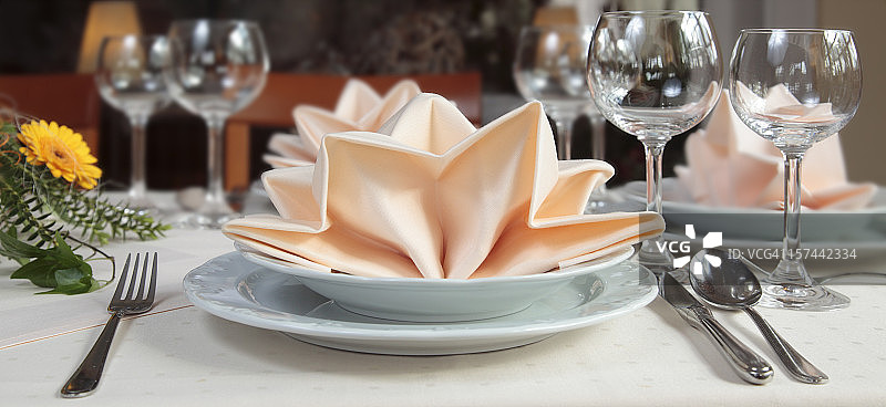 带有杏色餐巾装饰的优雅餐桌布置图片素材