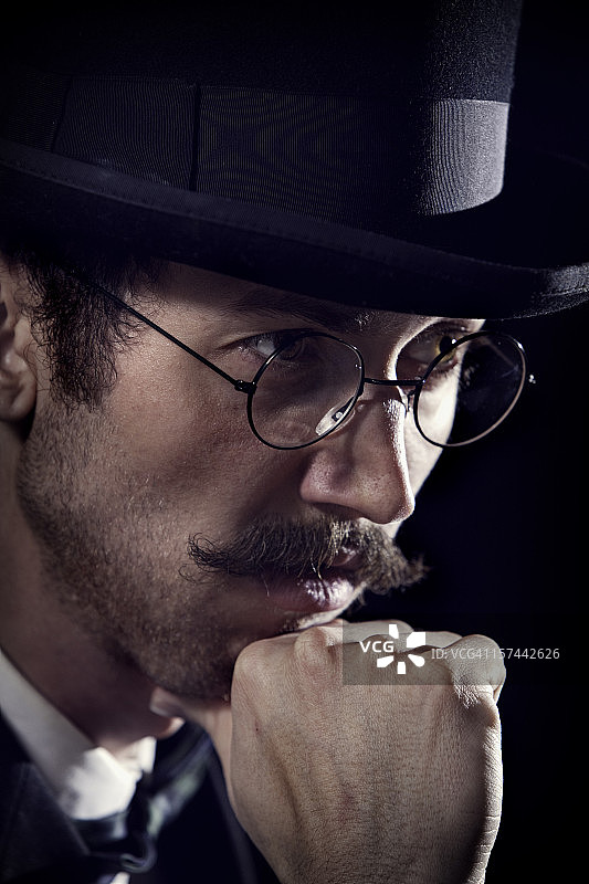 有品位的胡子绅士/商务男士的思考图片素材