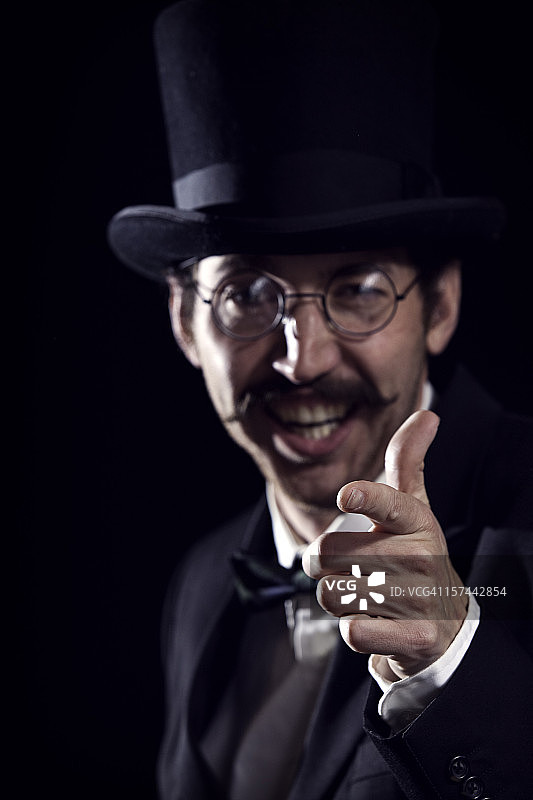 有品位的八字胡男士指明方向图片素材