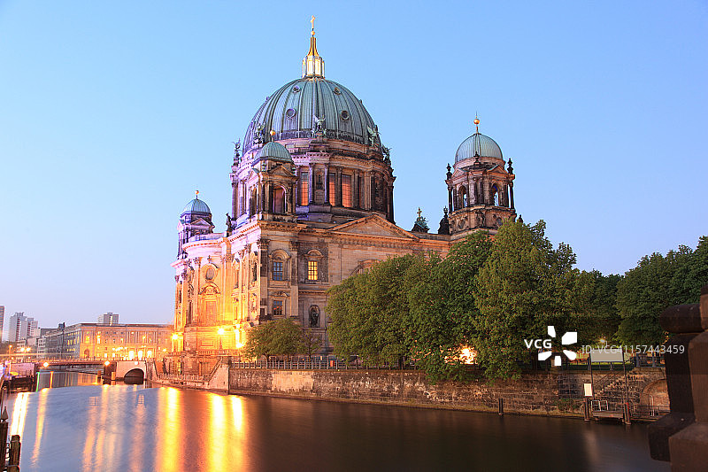 黎明时的柏林大教堂图片素材