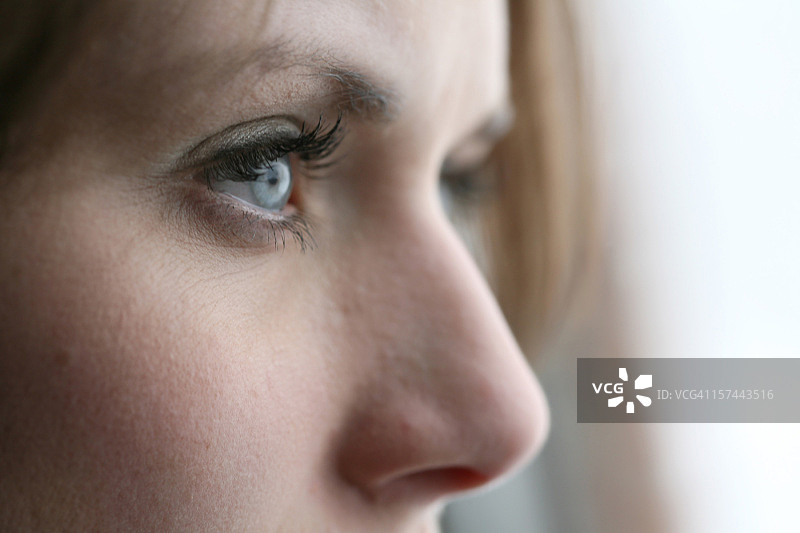 凝视远方的年轻女子特写图片素材