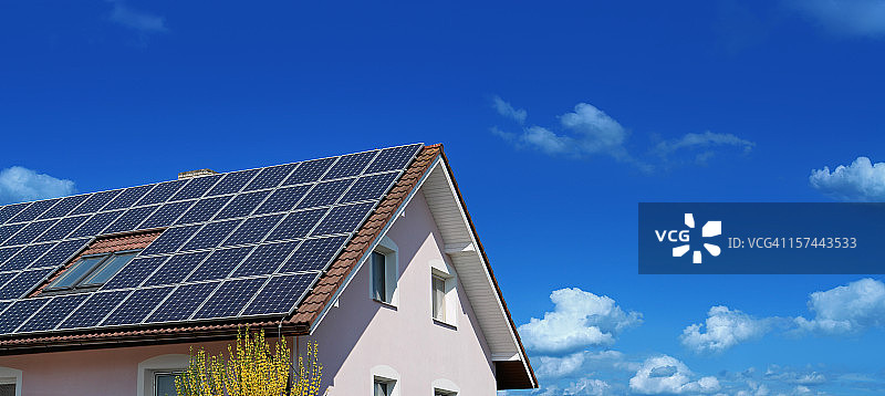 屋顶装有太阳能电池板的房屋图片素材