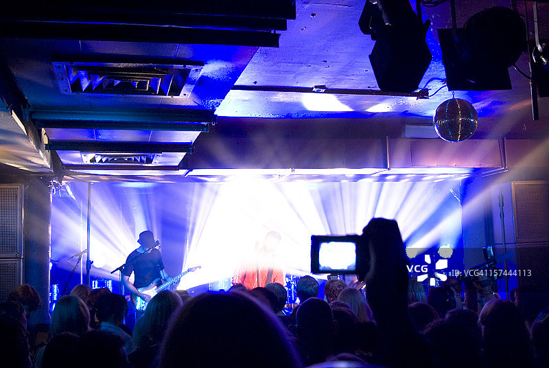 俱乐部现场演唱会：灯光秀与欢呼图片素材