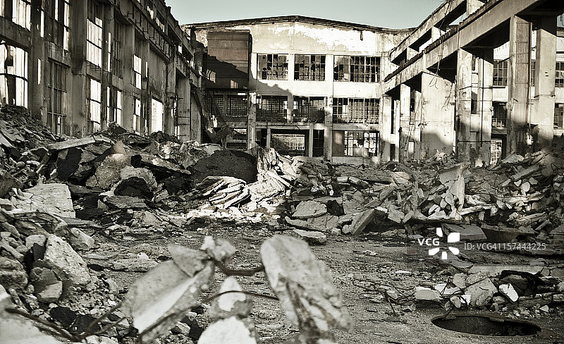 被毁工业建筑庭院中的垃圾图片素材