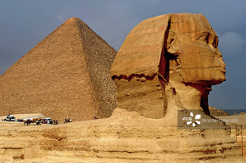 带有胡夫金字塔的狮身人面像图片素材