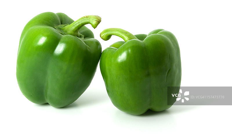 两个绿色甜椒，隔离在纯白色背景上图片素材