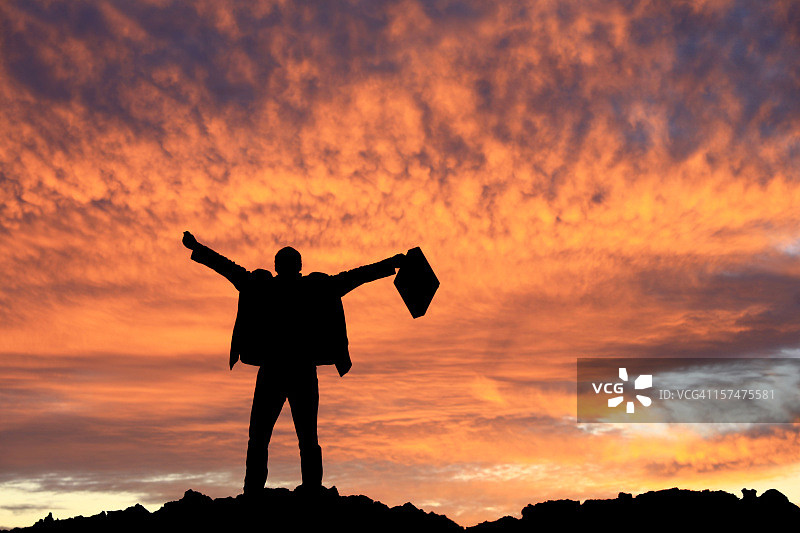 拿着公文包的快乐的、无法辨认的商人图片素材