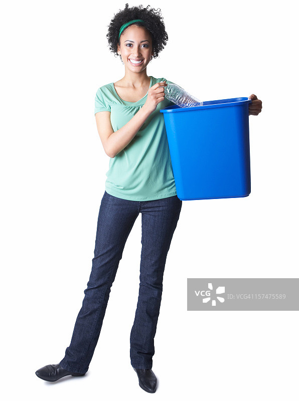 手拿回收箱的年轻女子图片素材