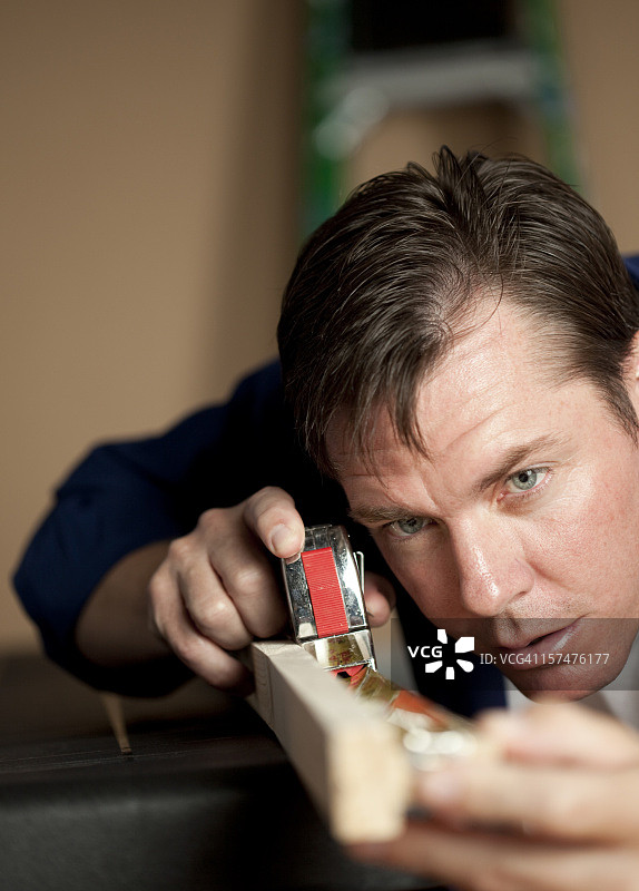 男人正在测量图片素材