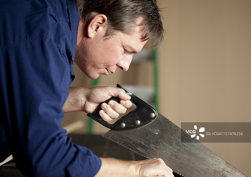 男人拿着锯子图片素材