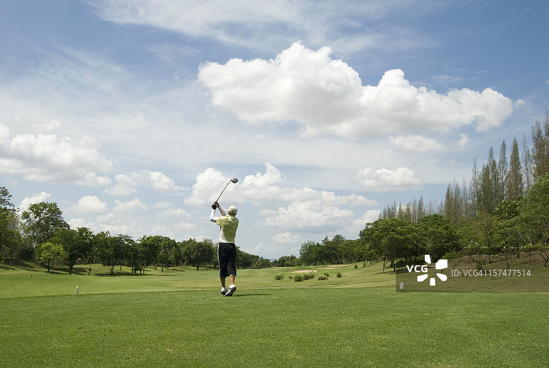 在泰国热带高尔夫球场打高尔夫球的球员图片素材
