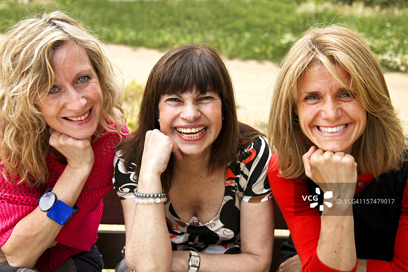 三个中年朋友图片素材