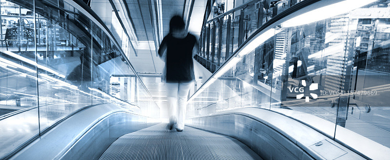 购物中心自动扶梯上的人群图片素材