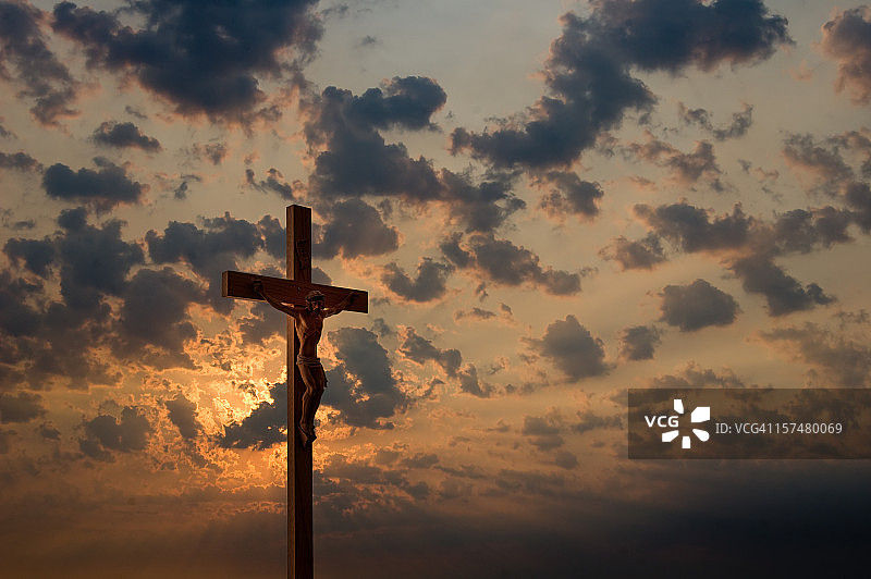 十字架与壮丽的天空图片素材