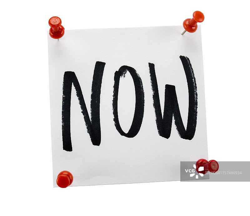 白色背景上的便签，写着“现在”图片素材