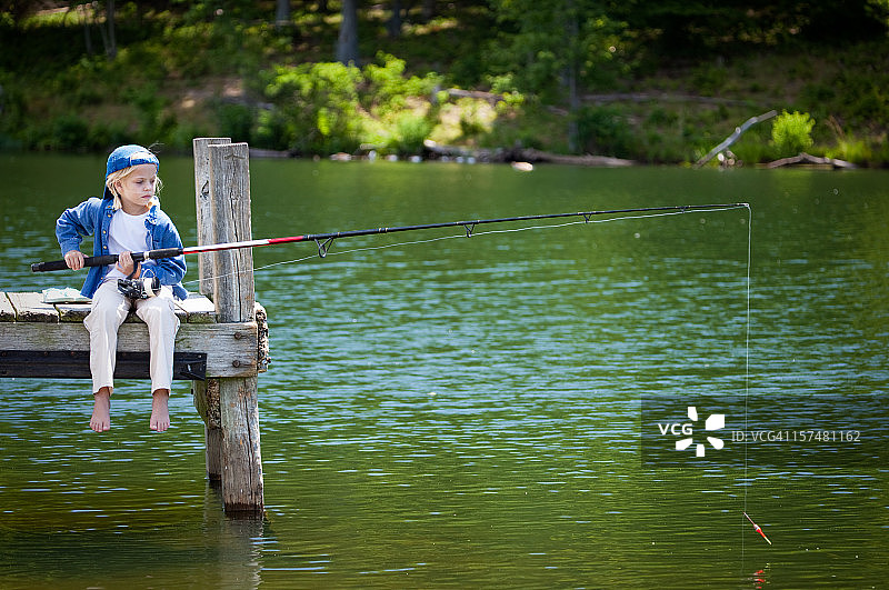 钓鱼的小女孩图片素材