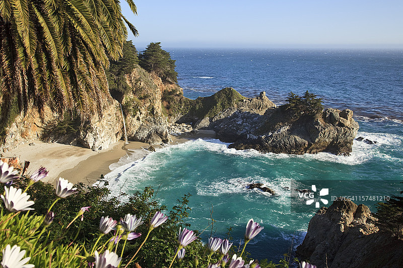 加利福尼亚州大瑟尔麦克威瀑布图片素材