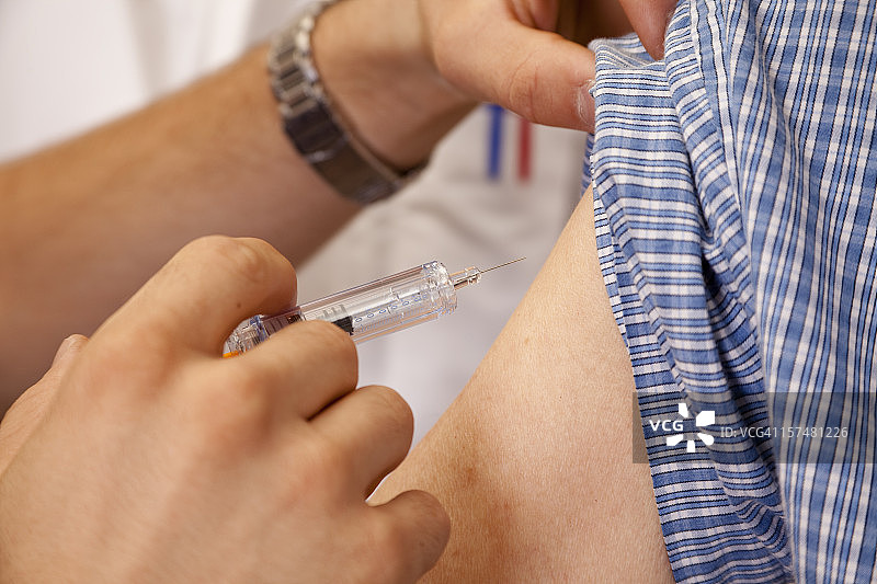 年长的男人接受护士或医生的注射图片素材