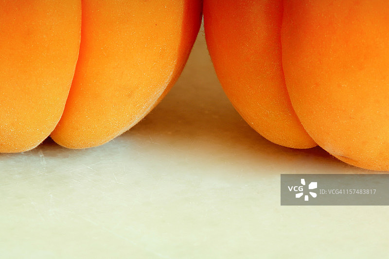 白色桌子上的两颗杏子特写图片素材