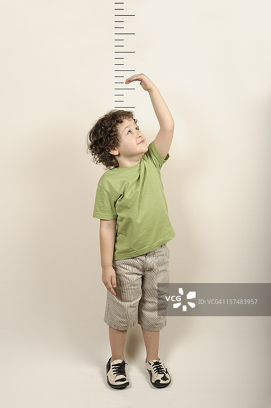 站立测量身高的小孩图片素材