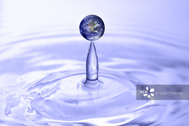 真实水滴中的地球图片素材