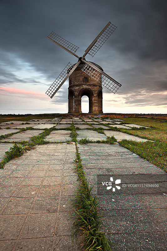 日落时分的切斯特顿风车图片素材