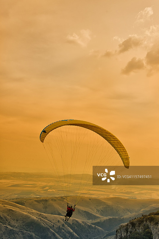 日落时分在特兰西瓦尼亚滑翔伞飞行图片素材