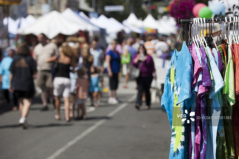 街头集市或节庆活动，户外嘉年华的夏日乐趣图片素材