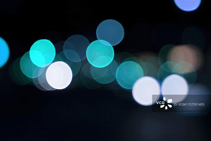 黑色背景上的散焦光点图片素材