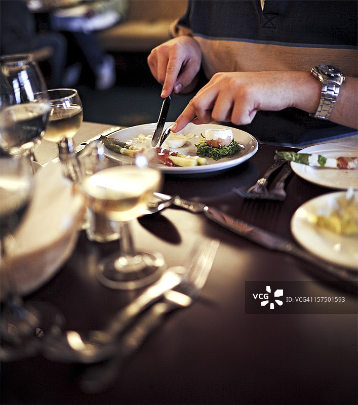 品尝开胃菜图片素材