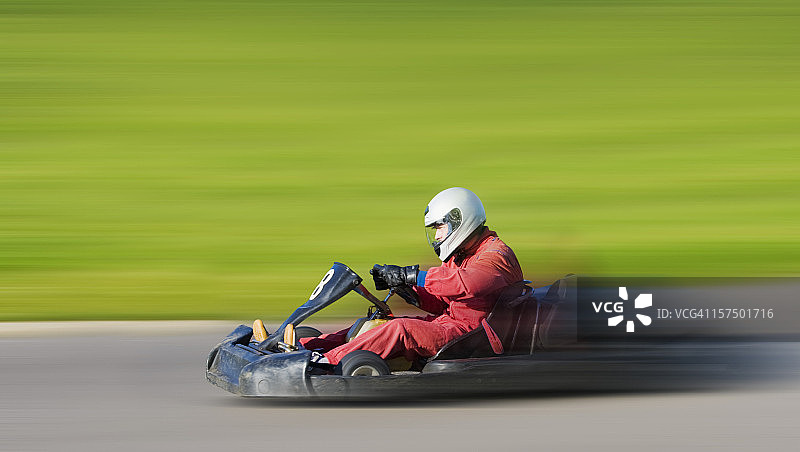 赛道上的卡丁车比赛图片素材