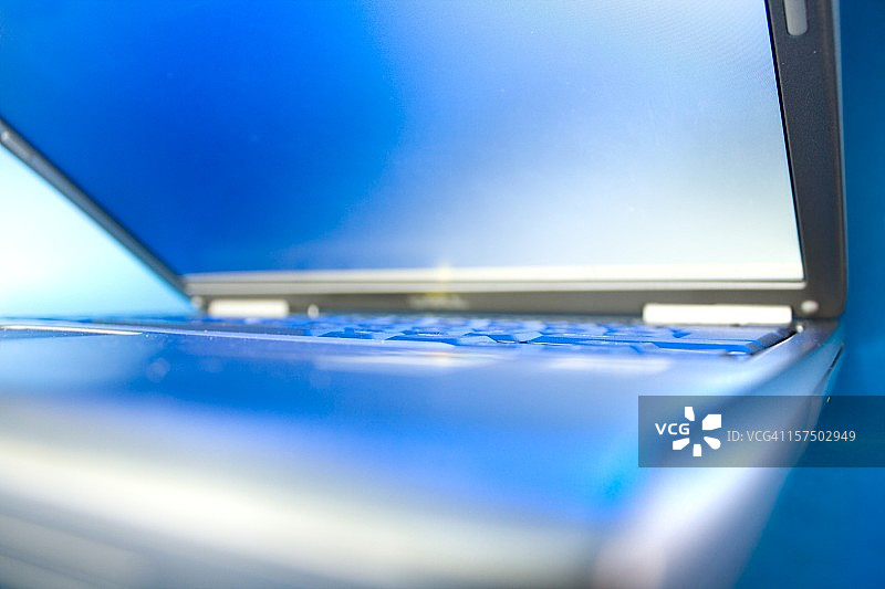 在笔记本电脑上运行安装程序图片素材