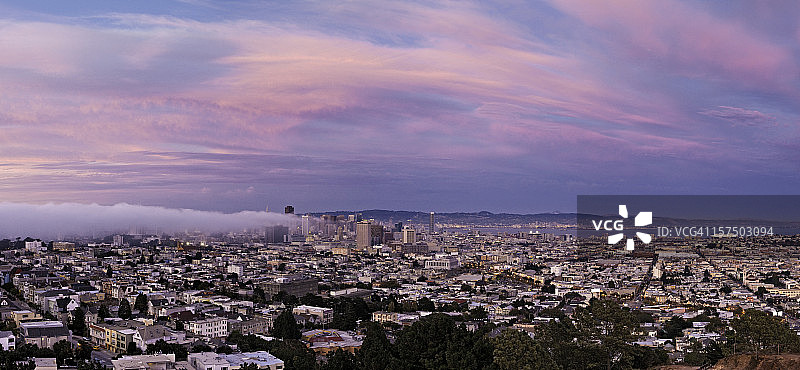 加利福尼亚州旧金山市中心天际线粉色暮光全景图片素材