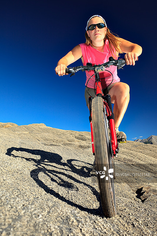 骑山地自行车的女孩图片素材