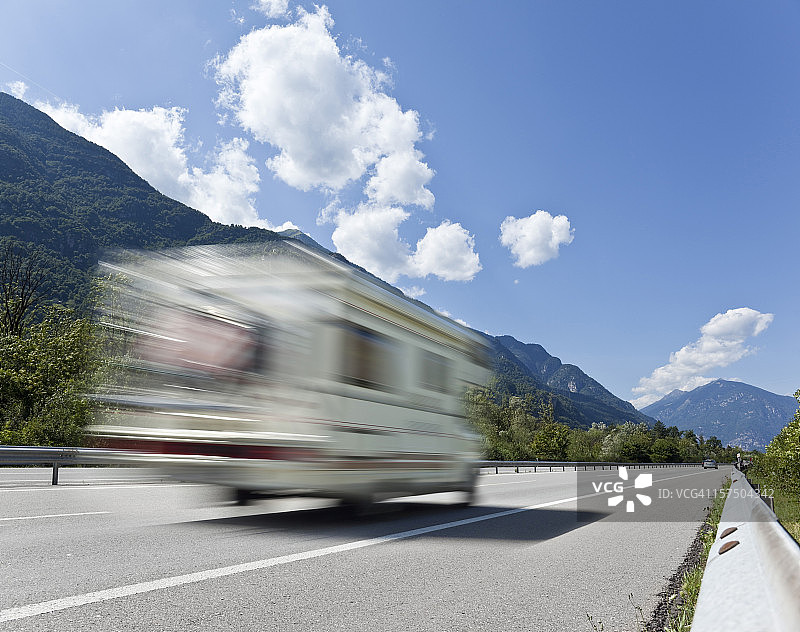 蓝天下高速公路上的白色房车图片素材