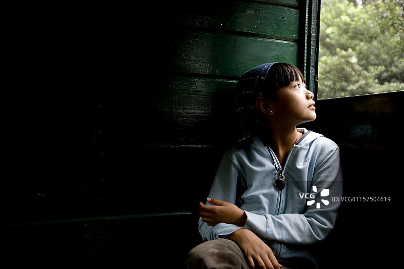 透过窗户观看图片素材