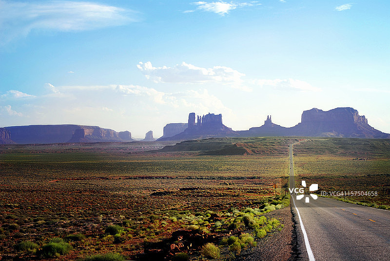 日落时通往纪念碑谷的道路图片素材