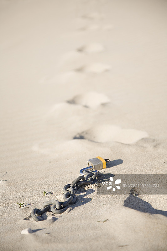 挣脱束缚图片素材