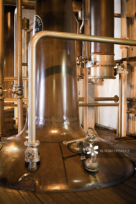 苏格兰艾莱岛威士忌酿酒厂的蒸馏器图片素材
