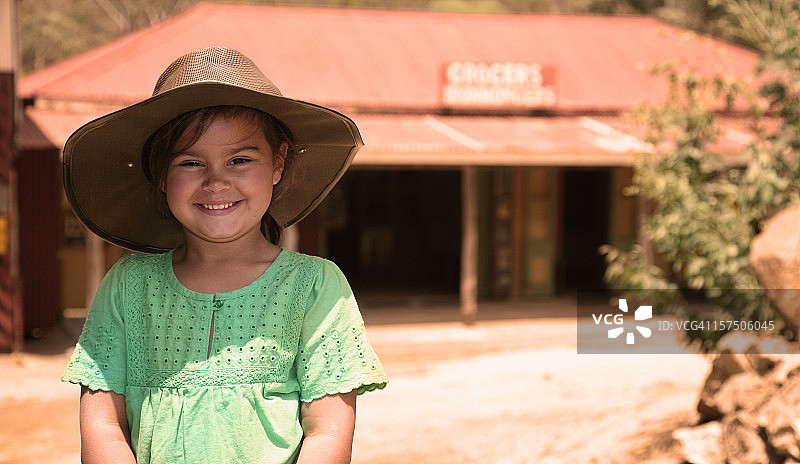 在澳大利亚内陆戴帽子的年轻女孩图片素材