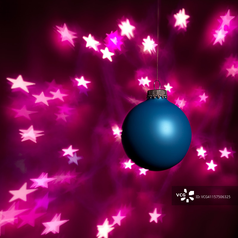 蓝色圣诞饰品和星空背景图片素材