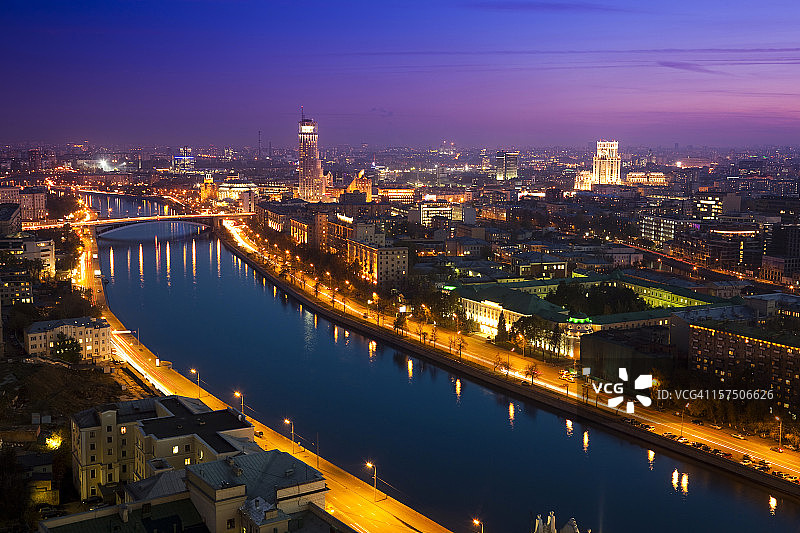 夜幕下的莫斯科城市风光与河流图片素材
